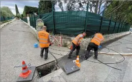  ?? (Photo A. P.) ?? Jeudi, des sous-traitants d’orange tiraient des câbles, route d’antibes à Valbonne, pour résoudre la panne de fibre.