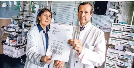  ?? FOTO: ANDREAS ENDERMANN ?? Die Vertreter der Düsseldorf­er Uniklinik, Tanja Fehm und Wolfram Trudo Knoefel, in der alten Chirurgie mit dem offenen Brief.