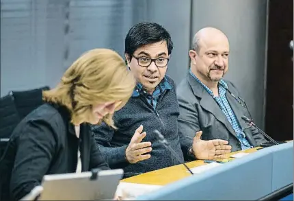  ?? CÉSAR RANGEL ?? Gerardo Pisarello, entre la presidenta de la comisión, Carina Mejías (Cs) y el gerente Jordi Ayala