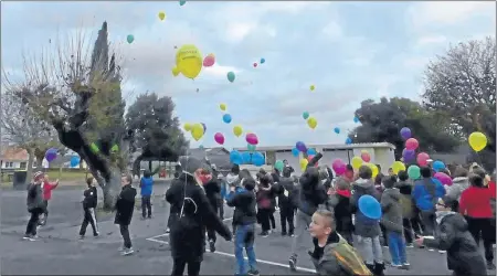  ??  ?? Le lâcher de ballons