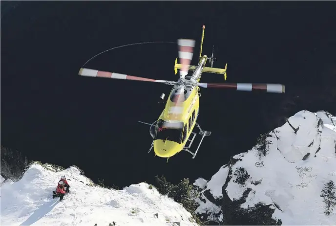  ?? Bombers d'Andorra ?? Andorra ha estrenat fa poc un nou helicòpter, de la marca Bell, adquirit per Helioland i considerat un autèntic 'Ferrari' en la seva categoria, i molt buscat. Només Suïssa i Andorra en tenen.