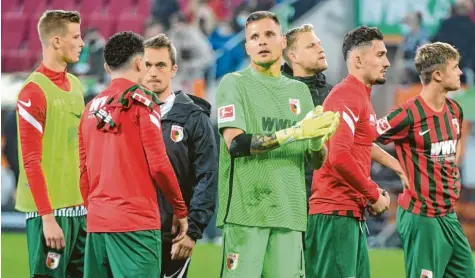  ?? Foto: Ulrich Wagner ?? Ratlose Gesichter: Frederik Winther, Ruben Vargas, Athletik‰Trainer Andreas Bäumler, Rafal Gikiewicz, Arne Maier, Andi Zeqiri und Robert Gumny wissen nicht so recht, was sie vom 1:1 gegen Arminia Bielefeld halten sollen.