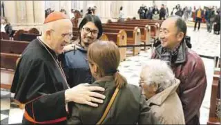  ??  ?? El cardenal Osoro saluda a una familia en la fiesta de la Sagrada Familia