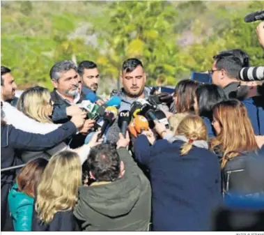  ?? JAVIER ALBIÑANA ?? El padre de Julen (derecha) junto al de la niña Mariluz, asesinada en 2008.