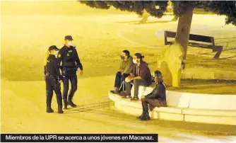  ??  ?? Miembros de la UPR se acerca a unos jóvenes en Macanaz.