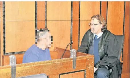  ?? FOTO: MAPE ?? Der Angeklagte (l.) und seine Familie seien von dem Urteil geschockt, teilte Verteidige­r Frank Rösgen nach dem Prozesstag gestern mit.