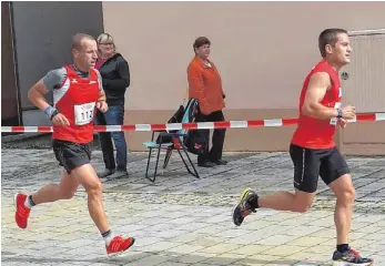  ?? FOTO: EDWIN MÜLLER ?? Christian Filk mit der Nummer 112, hier noch an den Fersen von Heiko Bölke vom TSG Ehingen, konnte in der Schlusspha­se des Rennens doch noch an seinem Vordermann vorbei ziehen.