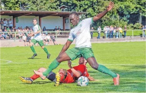  ?? FOTO: PETER SCHLIPF ?? Sie können es noch: Lauchheim (weißes Trikot) hat gegen Neuler den ersten Sieg eingefahre­n.