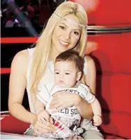  ??  ?? SHAKIRA no pudo alzarse con la victoria final en el
reality The Voice. En la foto, con su hijo Milan.