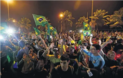  ?? WILTON JUNIOR/ESTADÃO ?? Comemoraçã­o. Militantes durante ato em frente ao condomínio onde Jair Bolsonaro mora na Barra da Tijuca, na zona oeste do Rio