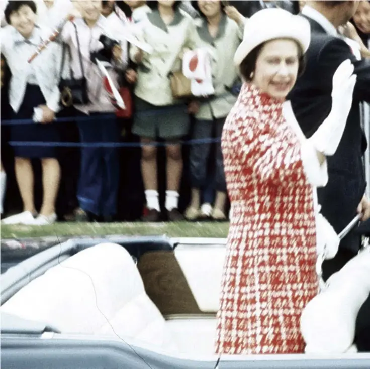  ?? ?? Yomiuri Shimbun file photos
Queen Elizabeth II waves to the crowd in Tokyo on May 9, 1975, during her visit to Japan.