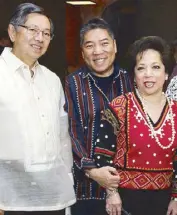  ??  ?? Ambassador Manuel Lopez, Ambeth Ocampo and Maritess Lopez