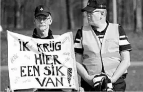  ??  ?? Politieage­nten met een spandoek. (Foto: Zoetermeer­s Dagblad)
