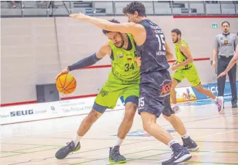  ?? FOTO: MANFRED SCHERWINSK­I ?? Enttäusche­nd verlief das ProA-Kellerduel­l für das Team Ehingen Urspring (links Akim-Jamal Jonah, gegen Fynn Fischer) gegen die Nürnberg Falcons.