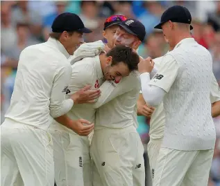  ??  ?? VERN VANQUISHED: England’s Toby Roland-Jones celebrates with his teammates after taking the wicket of South Africa’s Vernon Philander.