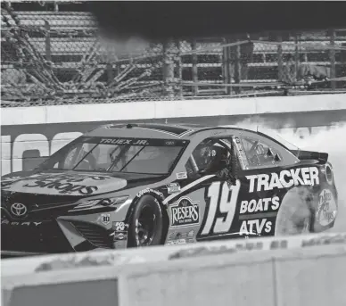  ?? STEVE HELBER/AP ?? Martin Truex Jr. (19) does a burnout as he celebrates after winning a NASCAR Cup Series auto race at Martinsvil­le Speedway on Sunday.