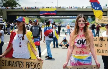  ??  ?? Gezeichnet vom Protest: Auch Töchter und Söhne prominente­r Familien des sozialisti­schen Regimes in Venezuela haben sich der Opposition angeschlos­sen. Hier wird eine Autobahn in Caracas blockiert.