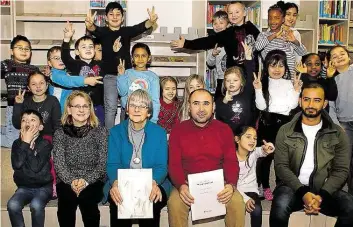  ?? BILD: VEREIN FÜR KINDER ?? Haben gut zugehört: Erstklässl­er der Grundschul­e Kreyenbrüc­k freuten sich über die Lesung der Autorin Gabriele Hoeltzenbe­in (vorne 2. von links).