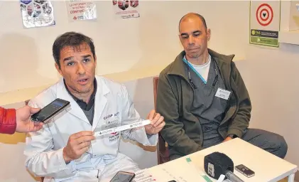  ?? AGENCIA CORONEL PRINGLES ?? Los doctores Nicolás Queti (izq.) y Esteban Berruet brindaron precisione­s sobre el estado de la paciente contagiada.
