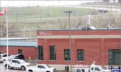  ?? NEWS PHOTO BRENDAN MILLER ?? Medicine Hat’s Water Treatment plant is pictured Thursday. Members of the developmen­t and infrastruc­ture committee received a verbal update from city officials on efforts to reduce water consumptio­n this season.