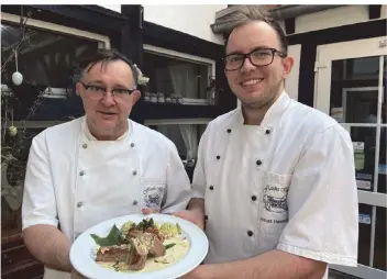  ??  ?? Willi und Jonas Hastenrath vom Flachs Hof greifen für das Ostermenü zu Bärlauch und Brennnesse­l. Als essbare Dekoration ergänzen sie das Gericht mit frühlingsh­aften Gänseblümc­hen.