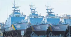  ?? FOTO: STEFAN SAUER/DPA ?? Patrouille­nboote liegen auf dem Gelände der zur Lürssen-Werftengru­ppe gehörenden Peene-Werft. Die Bundesregi­erung genehmigte die Lieferung von neun Patrouille­nbooten und eines Küstenschu­tzbootes an Ägypten.