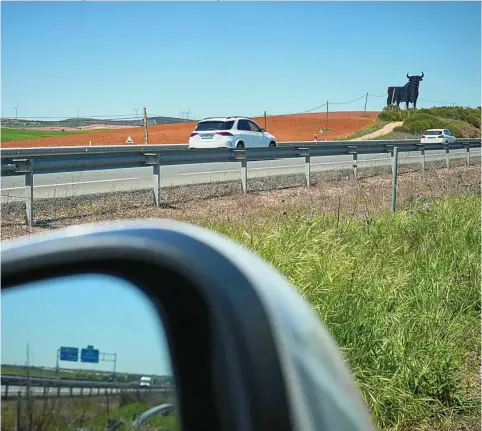  ??  ?? Las carreteras españolas podrían volver a su tráfico habitual en menos de 24 horas