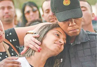  ?? SANDRO VOX / AGÊNCIA O DIA ?? Jéssica, mulher de Júlio, teve dificuldad­e para liberar o corpo do IML. No enterro, ela foi amparada por policiais