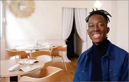  ??  ?? ##JEV#143-111-https://tinyurl.com/y6a75s3d##JEV#
Mory Sacko dans le restaurant qu’il a ouvert début septembre à Paris, Mosuke, le 12 octobre 2020.