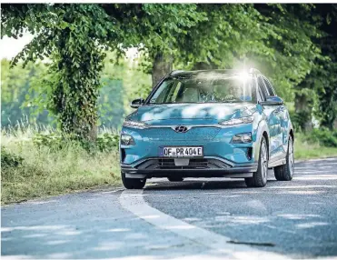  ?? FOTO: ANDREAS ENDERMANN ?? Der Hyundai Kona Electric überzeugt mit guten Fahreigens­chaften und vielen Assistenzs­ystemen. Das ändert nichts daran, dass Besitzer bei längeren Strecken wegen der Lade-Infrastruk­tur Geduld mitbringen müssen.