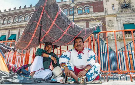  ?? ARACELY MARTÍNEZ/ OVACIONES ?? Se instalaron en el Zócalo con pequeñas casas de campaña