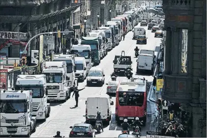  ?? ÀLEX GARCIA ?? La Via Laietana se llenó de camiones durante la marcha lenta de protesta de transporti­stas del puerto