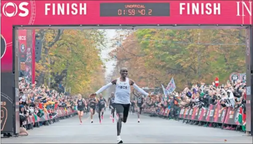  ??  ?? Eliud Kipchoge, el día que bajó de las dos horas en Viena, una marca no homologada con unas zapatillas ahora prohibidas en competició­n.