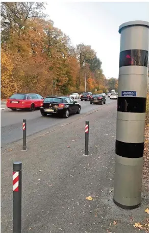  ?? FOTO: MATTHIAS
ZIMMERMANN ?? Starre Radarsäule­n stehen auch in der Camphauser Straße. Dennoch müssen sich Autofahrer auf zusätzlich­e mobile Blitzer gefasst machen. Auch in unmittelba­rer Nähe der fest installier­ten.