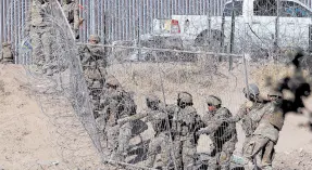  ?? ?? l Personal de la Guardia Nacional estadounid­ense refuerza una cerca de navajas en la entrada de migrantes en la frontera de México con Texas.