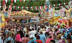  ?? Foto: Silvio Wyszengrad ?? Schon am ersten Abend zog es viele Menschen aus Augsburg und der Region auf Schwabens größtes Volksfest. Augsburger Allgemeine Redaktion von 10 bis 18 Uhr: Anzeigen Service: Abo Service: