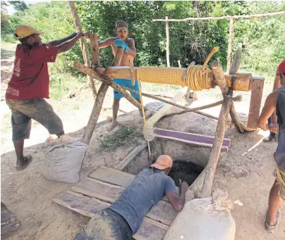  ?? William urdaneta/reuters ?? Trabajador­es sin papeles, en una mina de oro en el El Callao