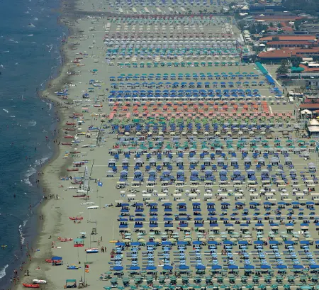  ?? (Massimo Sestini) ?? Ombrelloni Una spiaggia della Versilia interament­e occupata dagli stabilimen­ti balneari