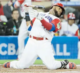  ??  ?? Carlos Santana, de República Dominicana, evita ser golpeado por un lanzamient­o en el partido contra Estados Unidos el sábado.