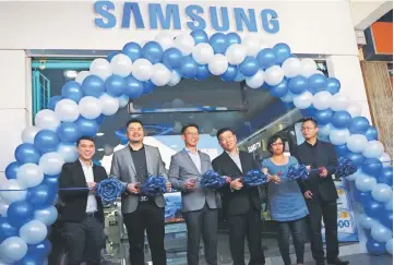  ??  ?? Tan (third left), Lo (fourth left) and other guests cut the ribbon to launch the Samsung Brand Shop at Siong How Electrical and Electronic Sdn Bhd.