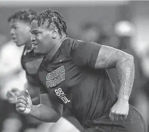  ?? JOSHUA L. JONES/ ATHENS BANNER- HERALD ?? Defensive lineman Jalen Carter participat­es in a drill during Georgia’s Pro Day on Wednesday.