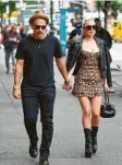  ?? Foto: Getty Images ?? US-Star Lady Gaga flaniert mit ihrem Verlobten Christian Carino durch Manhattan.