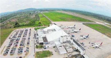  ??  ?? PROCESO. Habrá un manejo transitori­o de aeropuerto­s mientras se organiza concesión a largo plazo.