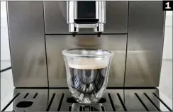  ??  ?? 1
(1) Plus Bei von der De’Longhi Dinamica bekommt man in wenigen Sekunden
Espresso mit schaumig fester Crema
Sowohl bei
Philips (2) (hier) als auch bei De’Longhi gibt es ein Fach für bereits gemahlenen Kaffee