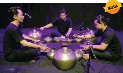  ?? GAMELAN SAWUNGGALI­NG FOR JAWA POS ?? SAPIH: Penampilan kelompok Gamelan Sawunggali­ng yang menghelat pertunjuka­n Jelajah Bunyi #2.