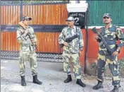  ?? SONU MEHTA/HT ?? Security personnel stand guard outside the house of CBI director Alok Verma in New Delhi on Thursday.