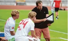  ??  ?? Trainer Manuel Baum instruiert Fredrik Jensen (links) und Felix Götze.