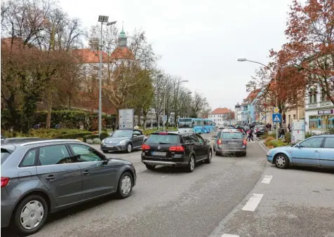  ?? Foto: Philipp Schäfer ?? Der Verkehr auf der Luitpoldst­raße wird wohl weiterhin in beide Richtungen fließen. Die Bürgerinit­iative, die den Probebetri­eb eines Einbahnstr­aßenrings in der Neuburger Innenstadt durchsetze­n wollte, ist vor dem Verwaltung­sgericht München gescheiter­t.