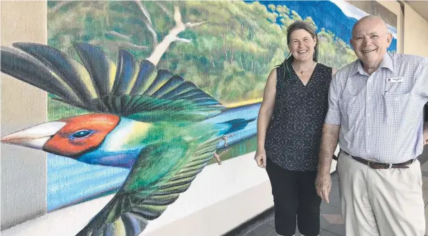  ??  ?? IMAGINATIV­E CONCEPT: Mayor Tom Gilmore and world-famous 3D illusion artist Jenny McCracken officially reveal the mural on the Mareeba Centre building. The artwork celebrates the beauty of the plants and wildlife in the local savannah.