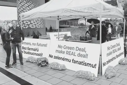  ?? FOTO ČTK ?? Protest českých zemědělců se uskutečnil v r. 2022 u Kongresové­ho centra v Praze, kde právě zasedali ministři zemědělstv­í a rybolovu EU